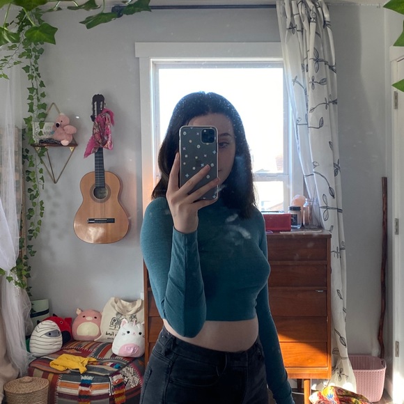 Cropped long sleeve, with a smaller turtle neck - Picture 3 of 3